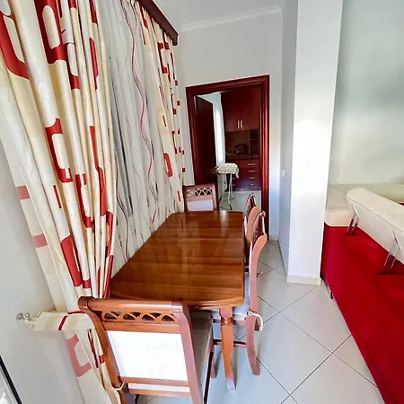 Cozy 1 Bedroom Apartment, Sea Breeze, Free Parking & Balcony شقة